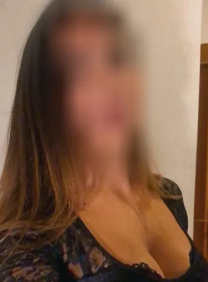 Mia, 28